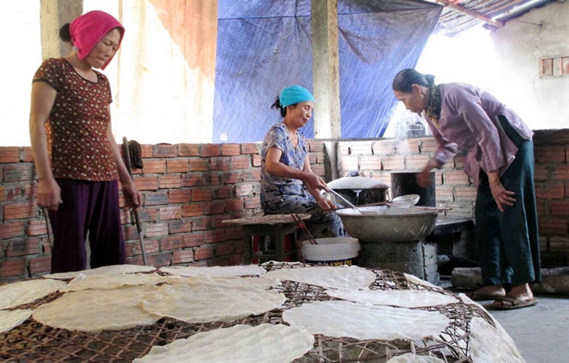 Du khách tham quan, trải nghiệm nghề sản xuất bánh tráng tại lễ hội đình làng Túy Loan.