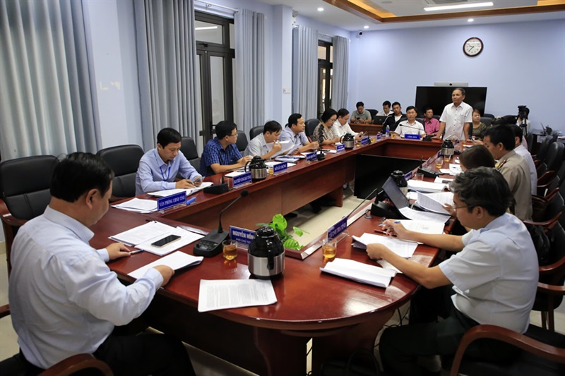 Đại diện người mua đất 3 dự án của Công ty CP Bách Đạt An kiến nghị một số nội dung với lãnh đạo UBND tỉnh Quảng Nam ngày 20-10.
