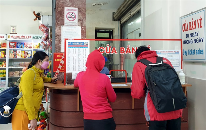 Khánh hàng mua vé tàu tại ga Đà Nẵng.