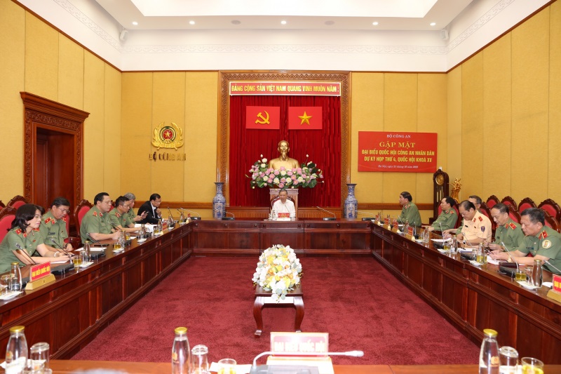 Bộ trưởng Tô Lâm và các đại biểu dự buổi gặp mặt.