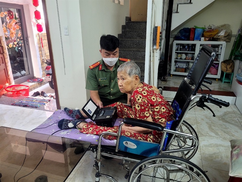 Đại úy Hà Anh Vũ trao giấy xác nhận có hộ khẩu tại địa phương cho chị Ánh.