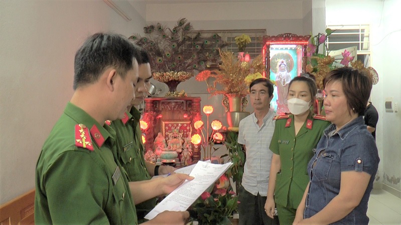 Cơ quan Cảnh sát điều tra CATP Đà Nẵng đọc lệnh bắt Huỳnh Thị Bốn