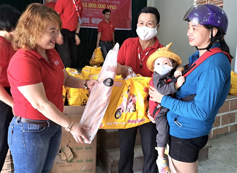 Đại siêu thị GO! Đà Nẵng tặng quà hỗ trợ người dân ảnh hưởng mưa lũ.