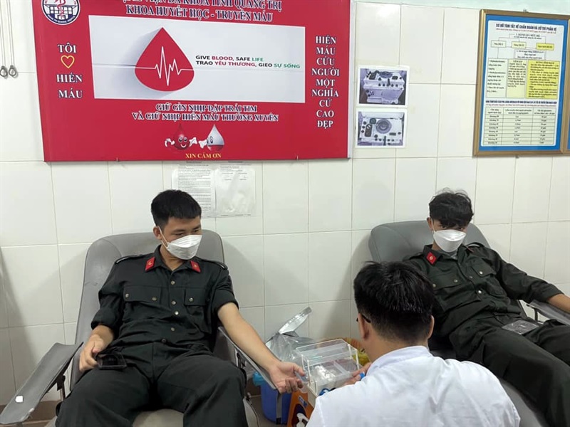 Chiến sĩ Cảnh sát Cơ động, CA Quảng Trị hiến máu khẩn cấp cứu người.