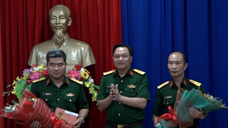 Thượng tá Trần Quang Chánh (phải) vừa được Bộ Quốc phòng bổ nhiệm giữ chức Phó Chỉ huy trưởng kiêm Tham mưu trưởng Bộ CHQS TP.Đà Nẵng.