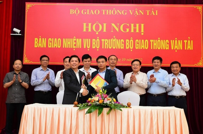 Bí thư Đảng ủy Khối các cơ quan Trung ương Nguyễn Văn Thể và Bộ trưởng Bộ GTVT Nguyễn Văn Thắng ký kết bàn giao nhiệm vụ.