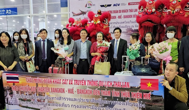 Đoàn du khách Thái Lan đến thăm Đại Nội Huế.