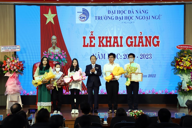 Lãnh đạo Trường ĐHNN Đà Nẵng khen thưởng và cấp học bổng cho 5 tân SV Thủ khoa các phương thức tuyển sinh trong kỳ tuyển sinh 2022.