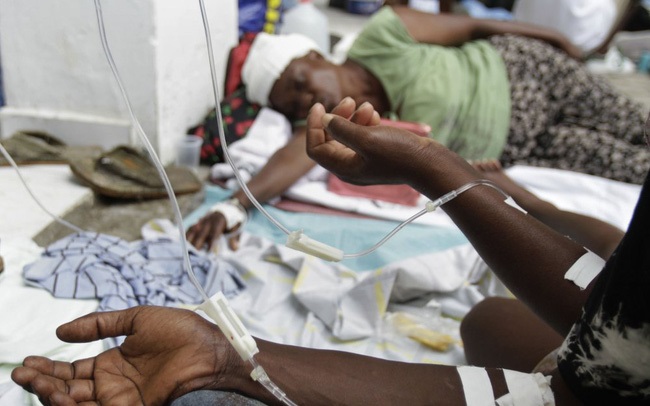 Bệnh nhân tả được truyền huyết thanh tại Bệnh viện St. Nicholas ở Saint Marc, Haiti. Ảnh: AP