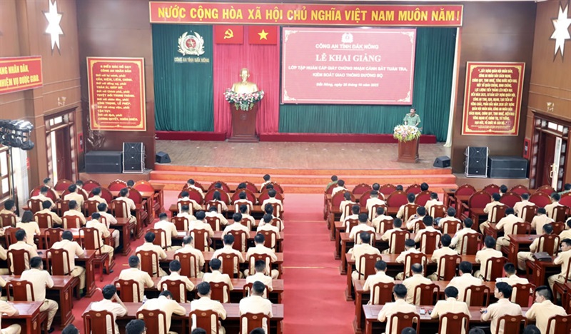 Trung tá Nguyễn Hữu Đức, Phó Giám đốc Công an tỉnh Đắk Nông phát biểu tại lễ khai giảng lớp tập huấn