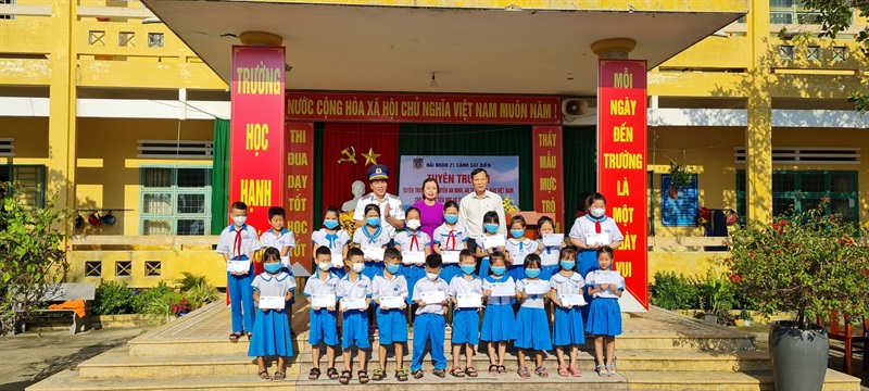 Hải Đoàn 21 trao tặng 20 suất quà cho học sinh nghèo vượt khó học tập của Trường TH Võ Thị Sáu.