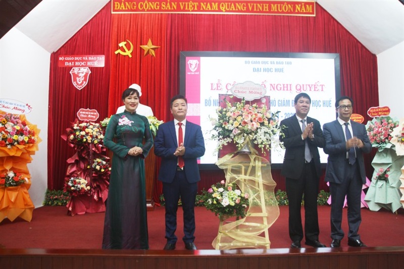 Hai Phó Giám đốc TS. Đỗ Thị Xuân Dung và TS. Bùi Văn Lợi (theo thứ tự từ trái qua) tại lễ công bố quyết định bổ nhiệm.