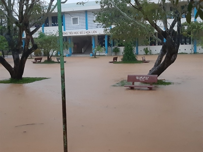 Sân trường Trường TH số 2 Hòa Liên ngập nước vào ngày 10-10 vừa qua (ảnh minh họa).