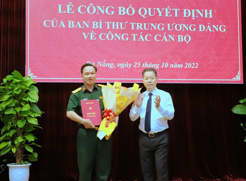 Bí thư Thành ủy Nguyễn Văn Quảng trao quyết định cho Đại tá Nguyễn Văn Hòa