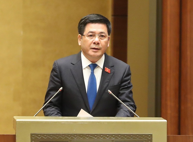Bộ trưởng Bộ Công Thương Nguyễn Hồng Diên trình bày Tờ trình dự án Luật Bảo vệ quyền lợi người tiêu dùng (sửa đổi).