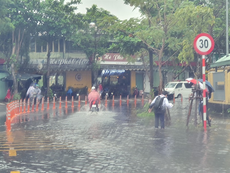 Nhiều tuyến phố Đà Nẵng bị ngập trong cơn mưa ngày 25-10.