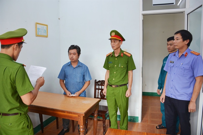 Cơ quan CSĐT tống đạt quyết định khởi tố Nguyễn Hoàng Minh.