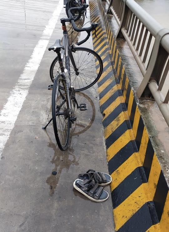 Xe đạp và đôi dép của nam sinh để trên cầu.