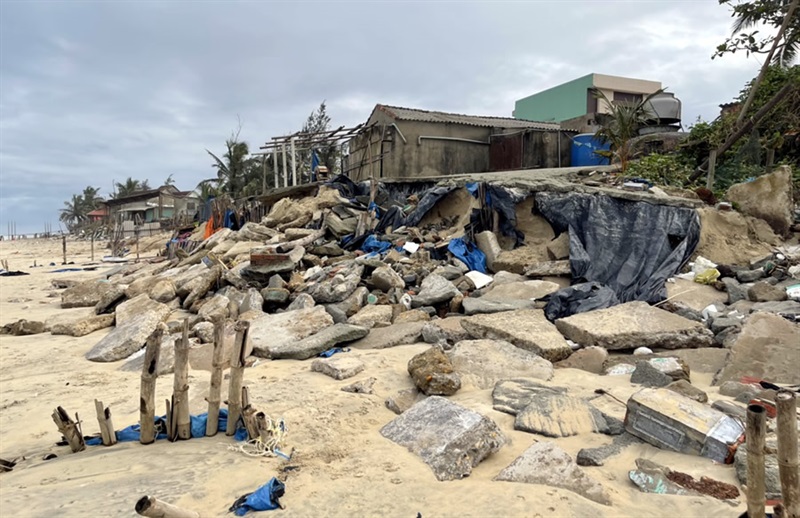 Hiện trạng bờ biển thôn Hà Lộc bị sạt lở trong cơn bão số 4 Noru vừa qua (ảnh chụp chiều 22-10-2022).