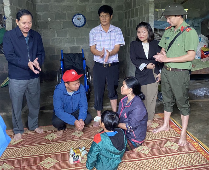 Tuổi trẻ Phòng An ninh đối nội, CA Quảng Trị cùng các nhà hảo tâm tặng xe lăn và quà cho một trẻ khuyết tật tại Khe Sanh. (Ảnh có tính minh họa).