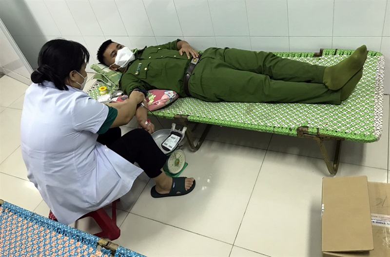 CBCS Trại Tạm giam Công an TP Đà Nẵng hiến máu khẩn cấp cứu người tại Bệnh viện Đa khoa khu vực Bắc Quảng Nam (Ảnh: Doãn Đức)