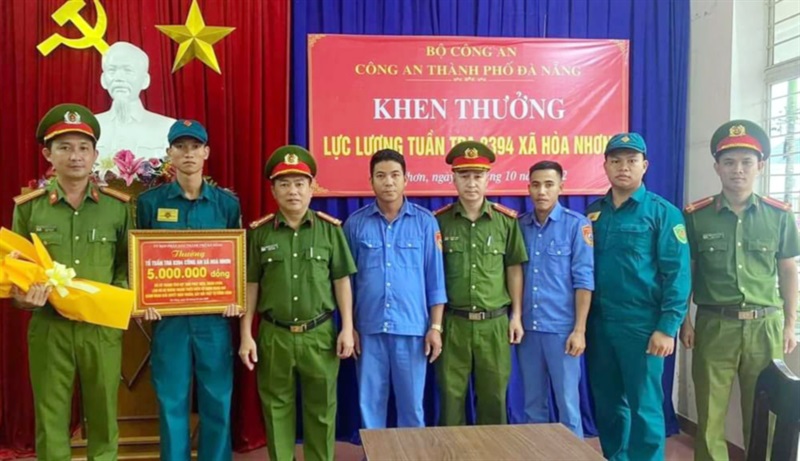 Đại tá Nguyễn Văn Tăng - Phó Giám đốc Công an TP Đà Nẵng khen thưởng lực lượng tuần tra 8394 Công an xã Hòa Nhơn (H. Hòa Vang).
