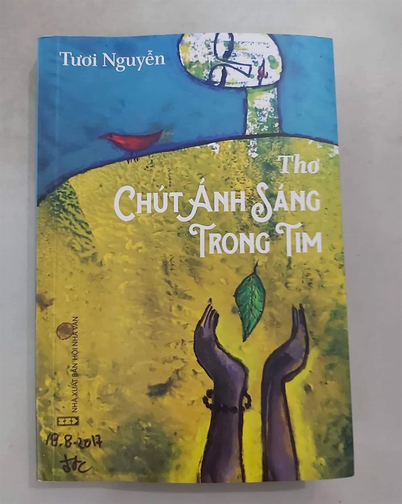 Bìa tuyển tập thơ "Chút ánh sáng trong tim" của Tươi Nguyễn.