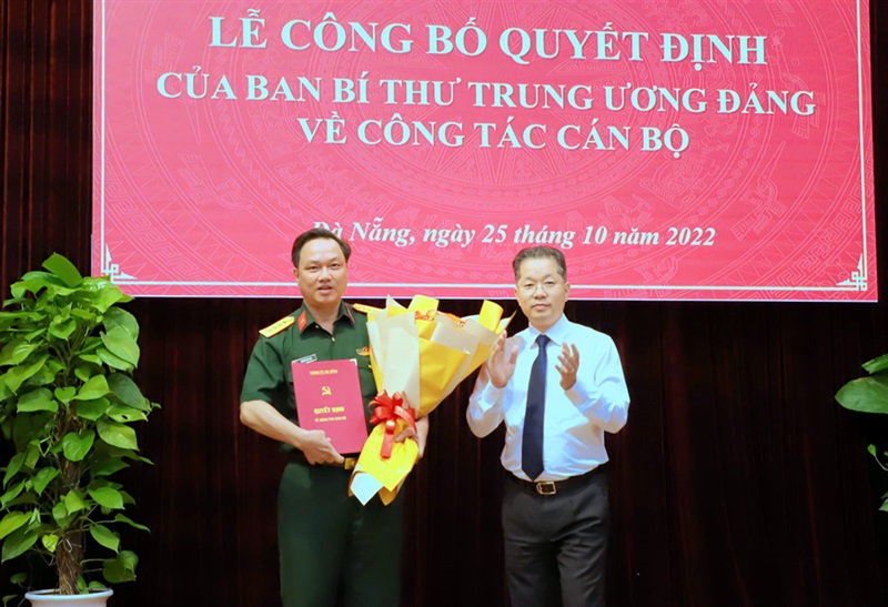 Bí thư Thành ủy Nguyễn Văn Quảng trao quyết định cho Đại tá Nguyễn Văn Hòa.