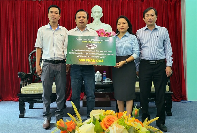 Công ty TNHH bia CARLSBERG Việt Nam trao quà cho Q.Liên Chiểu để phát cho bà con bị thiệt lại do lũ lụt.