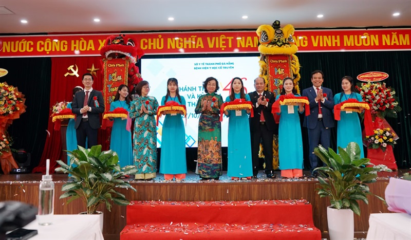 Đại diện lãnh đạo UBND TP Đà Nẵng, Cục Quản lý Y dược cổ truyền, Sở Y tế TP, BV YHCT ĐN cắt băng khánh thành.