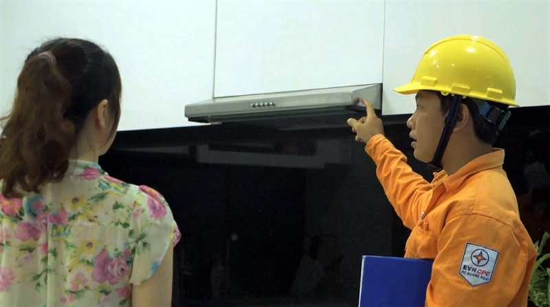 Công nhân Điện lực Thành phố Quảng Ngãi hướng dẫn, tuyên truyền người dân về cách sử dụng điện an toàn trong gia đình