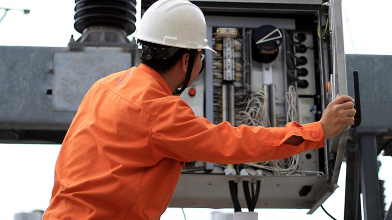 Công nhân Đội QLVH LĐCT Quảng Ngãi thực hiện kiểm tra thiết bị tại Phòng điều khiển Trạm biến áp 110kV Quảng Ngãi