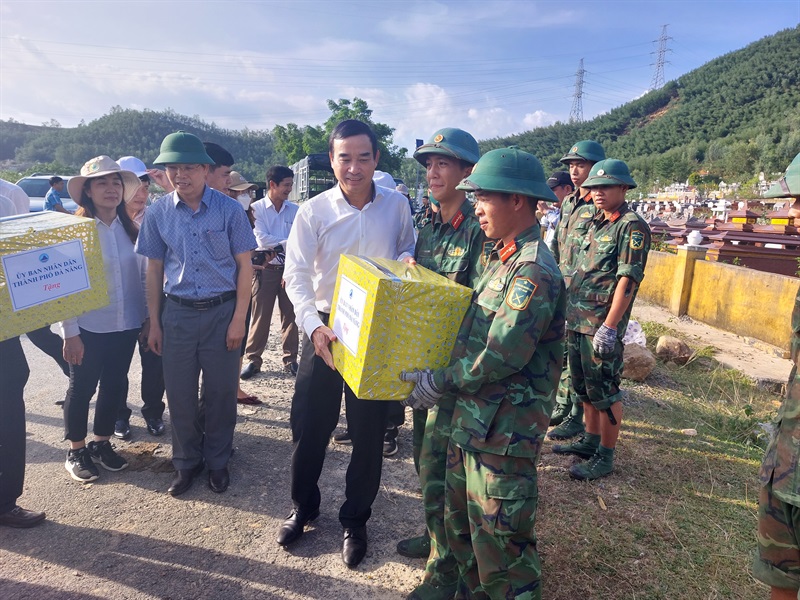 Chủ tịch UBND thành phố Lê Trung Chinh, cùng các lãnh đạo ngành chức năng, Bộ chỉ huy quân sự thành phố cùng trao đổi về công tác khắc phục hậu quả mưa lũ tại nghĩa trang Hòa Sơn