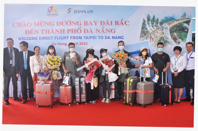 Lãnh đạo Trung tâm xúc tiến du lịch tặng hoa, chào mừng đoàn khách trên chuyến bay JX701 từ Đài Bắc đến Đà Nẵng.