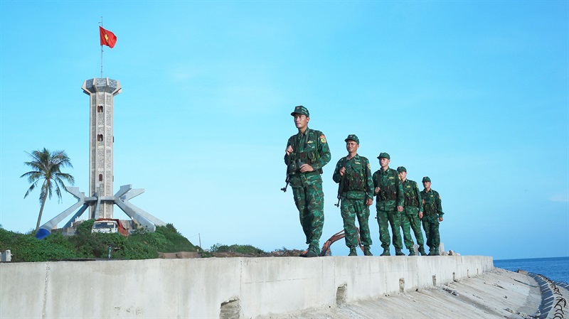 Lực lượng Kiểm ngư phối hợp với lực lượng BĐBP tỉnh Quảng Trị bắt quả tang các phương tiện đánh bắt giã cào trái phép.