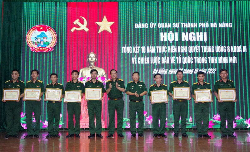 Đại tá Đoàn Duy Tân- Chính ủy và Đại tá Nguyễn Văn Hòa - Chỉ huy trưởng Bộ CHQS TP Đà Nẵng tặng Giấy khen cho 9 tập thể có thành tích xuất sắc.