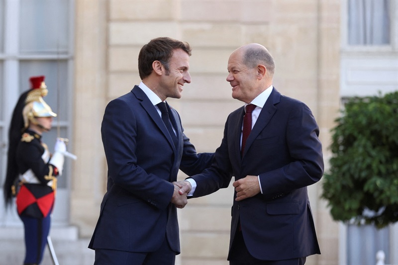 Tổng thống Pháp Emmanuel Macron và Thủ tướng Đức Olaf Scholz gặp nhau ngày 26-10 tại Điện Elysee, Paris. Ảnh: Reuters
