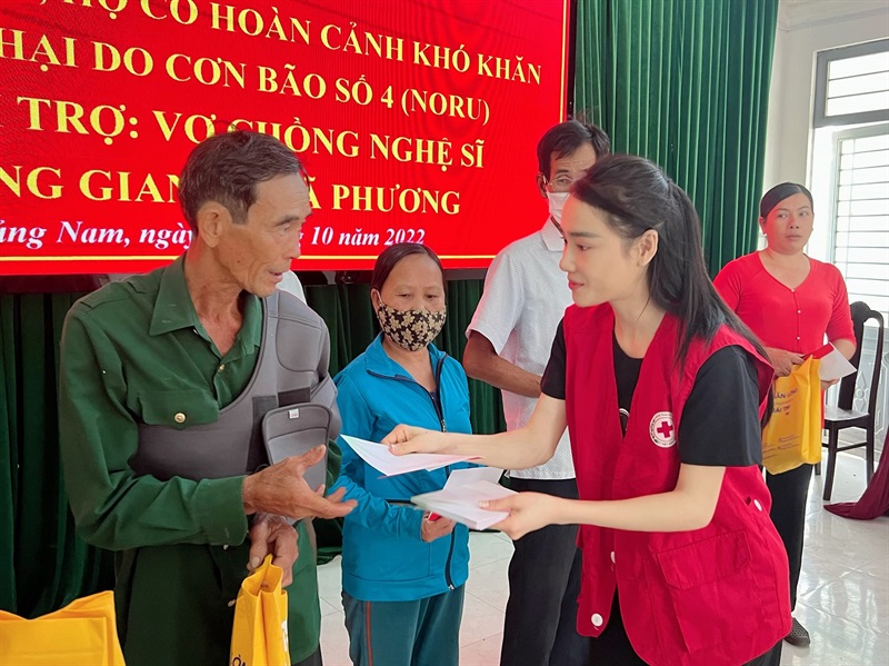 Diễn viên Nhã Phương trao tiền hỗ trợ cho bà con khó khăn H.Thăng Bình bị ảnh hưởng nặng nề sau bão số 4.