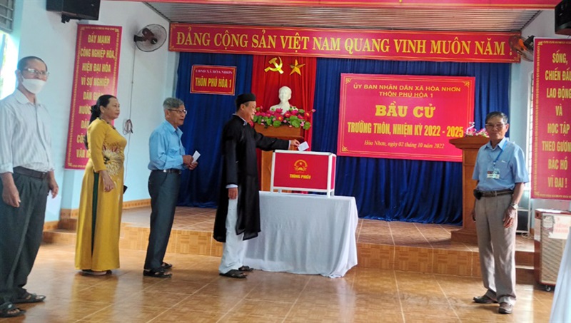 Cử tri thôn Phú Hòa 1 (xã Hòa Nhơn, huyện Hòa Vang, TP Đà Nẵng) tham gia bỏ phiếu bầu trưởng thôn nhiệm kỳ 2022 - 2025.