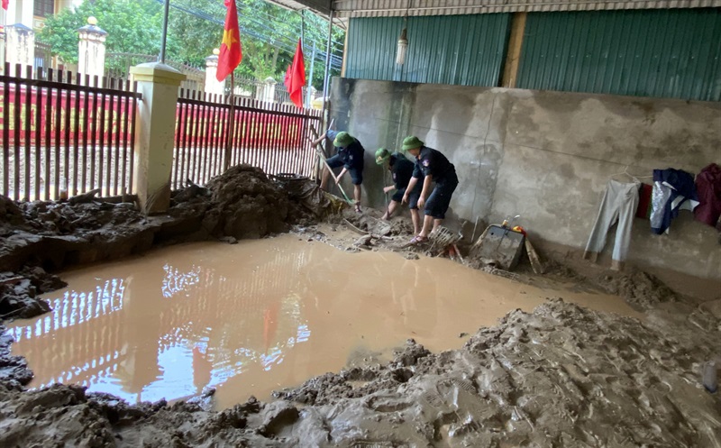Công an huyện Kỳ Sơn (Nghệ An) giúp dân khắc phục hậu quả lũ quét