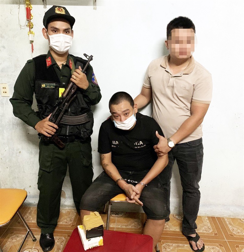 Đối tượng Nguyễn Ngọc Thiên Ân và số ma túy tang vật bị bắt giữ.