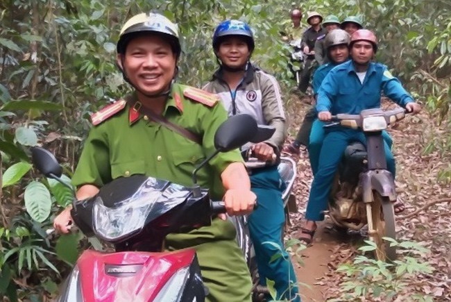 Công an xã Vĩnh Sơn và Công an xã Sơ Pai (huyện K'Bang, tỉnh Gia Lai) phối hợp cùng lực lượng chức năng tuần tra bảo vệ an ninh trật tự và bảo vệ rừng tại địa bàn giáp ranh.