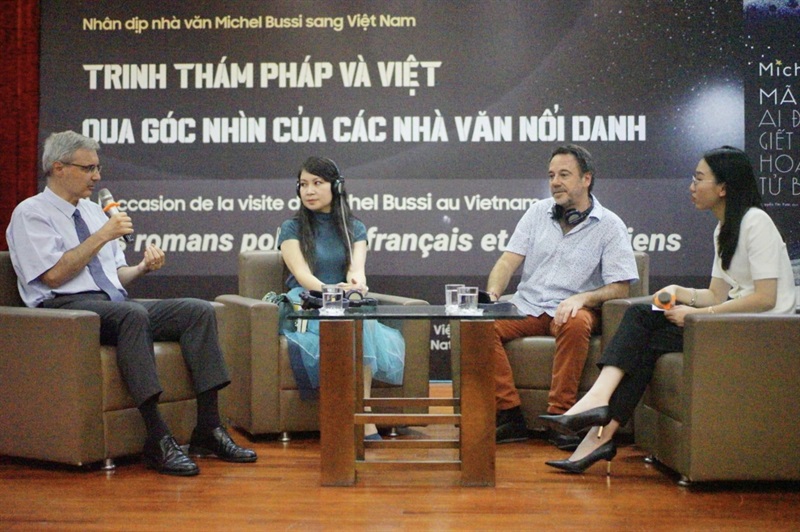 Nhà văn Michel Bussi (thứ hai từ phải qua) trong buổi tọa đàm tại Thư viện Quốc gia Việt Nam, Hà Nội.