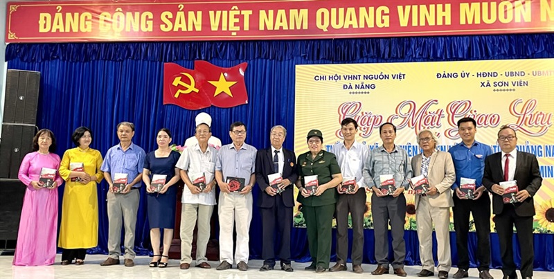AHLLVTND Nguyễn Vũ Minh Nguyệt tặng quà cho bà con nhân dân xã Sơn Viên (thứ tư từ trái sang phải).