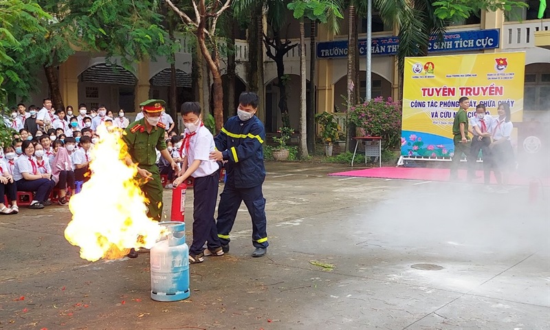 Hướng dẫn học sinh trường Hồ Nghinh dập tắt đám cháy do rò rỉ gas.