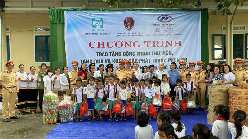 Lãnh đạo Phòng CSGT Công an TP Đà Nẵng cùng các nhà hảo tâm đã mang yêu thương đến với học sinh miền núi Trà Bồng.