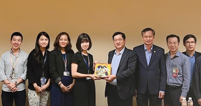 Phó Chủ tịch UBND thành phố Trần Phước Sơn (thứ ba từ phải sang) và đoàn công tác của Đà Nẵng làm việc với Công ty Asian Tour trong khuôn khổ chuyến công tác.
