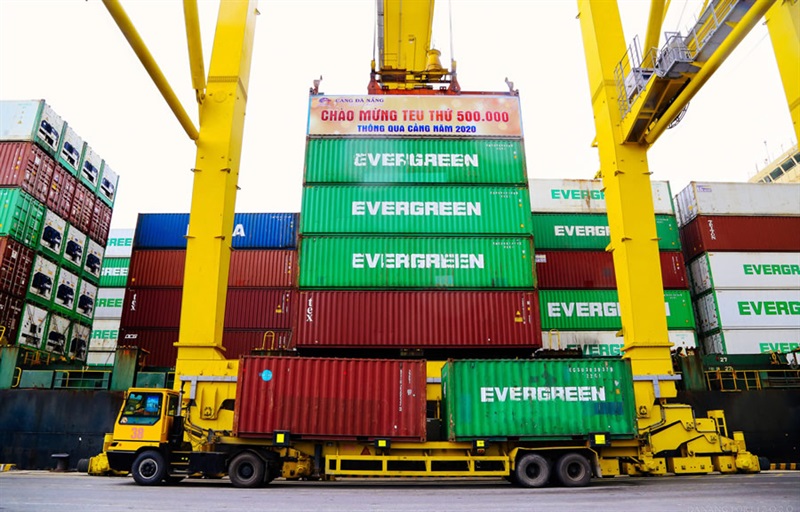 Xếp dỡ container tại cảng Tiên Sa thuộc Cảng Đà Nẵng.
