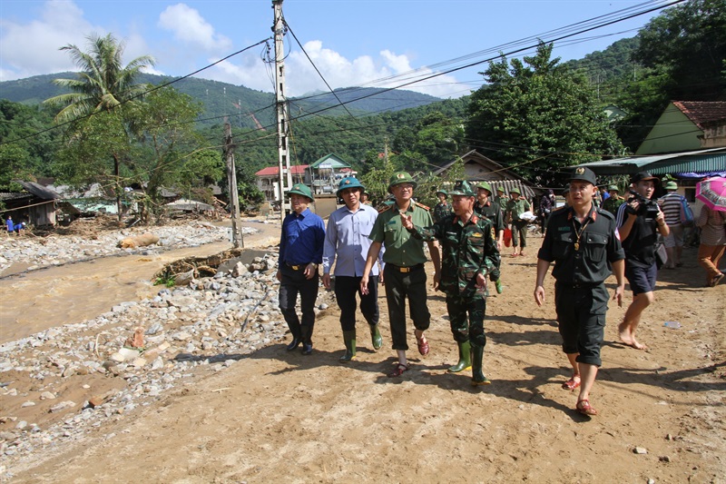 Công an tỉnh Nghệ An trao tặng 200 tấn gạo, 200 suất quà cho nhân dân xã Tà Cạ, huyện Kỳ Sơn