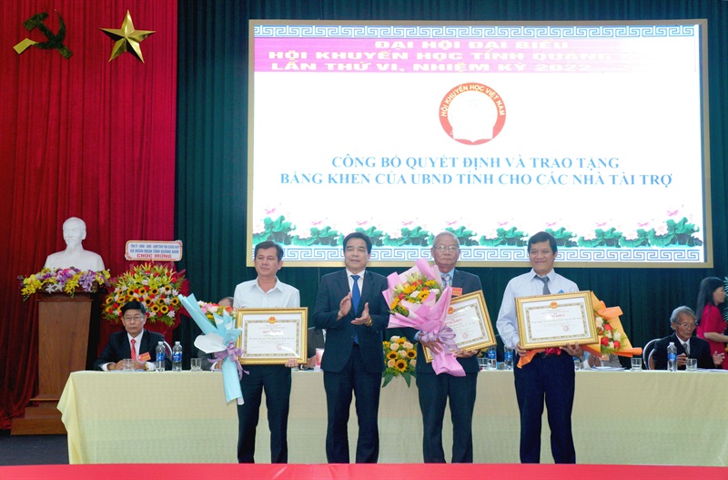 Ông Lê Văn Dũng - Phó Bí thư thường trực Tỉnh ủy Quảng Nam (đứng thứ 2 bên trái sang), trao Bằng khen của UBND tỉnh cho các tập thể, cá nhân đạt thành tích xuất sắc nhiệm kỳ qua.
